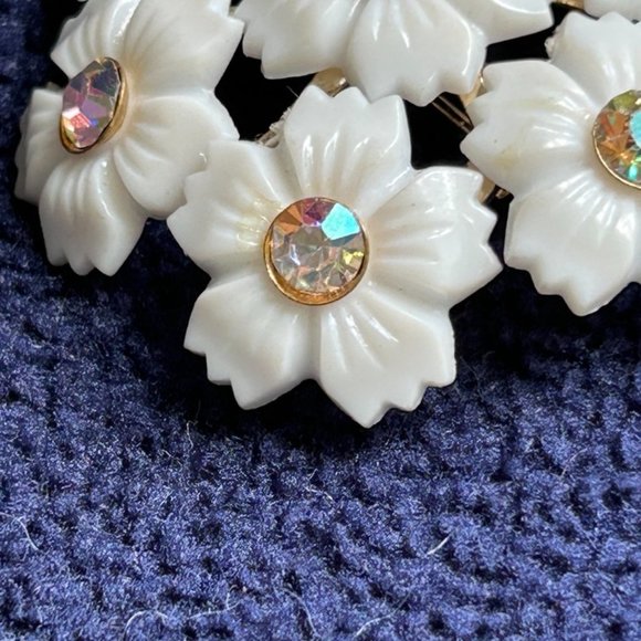 Vintage Brooch with White Plastic Flowers with Rhinestone centers - Picture 5 of 6